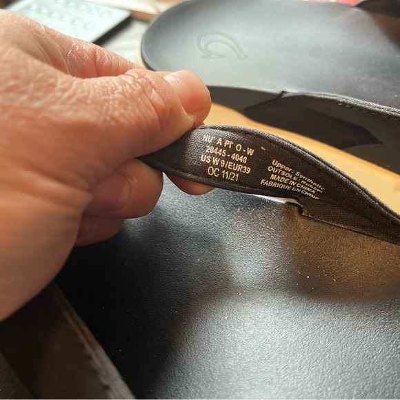 Black and white size 9 Olukai flip flops worn once - Picture 4 of 4